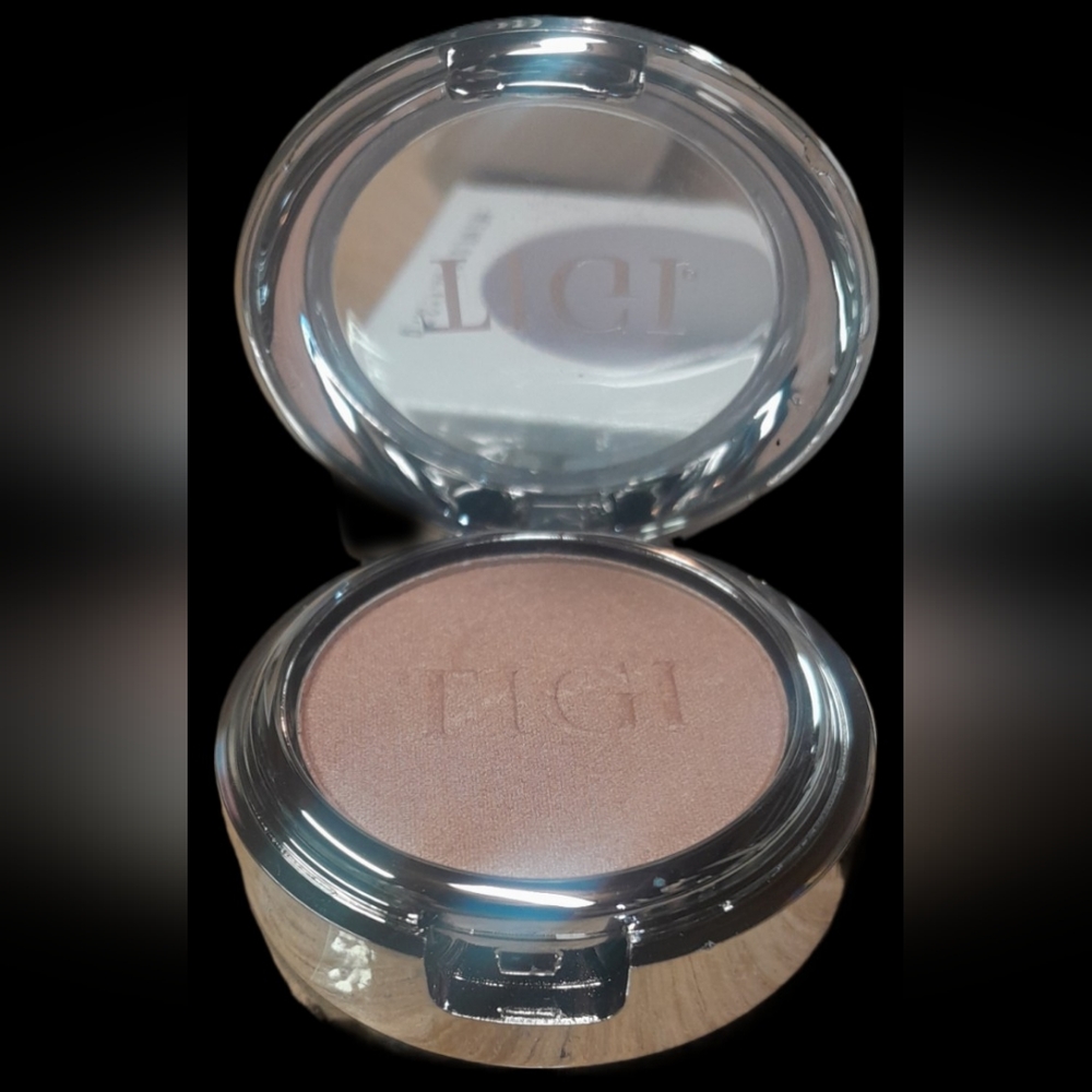 TIGI Brand High Density Eyeshadow  Compact (true natural) - Picture 3 of 4